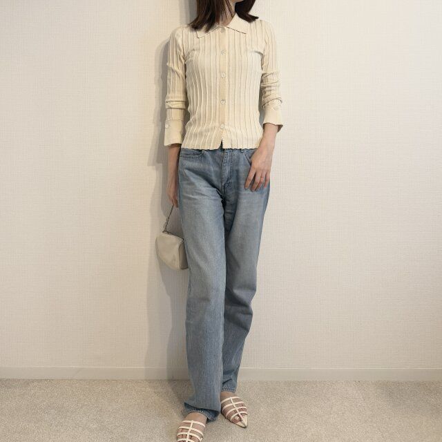 デニム合わせは優しげトーンで大人っぽく