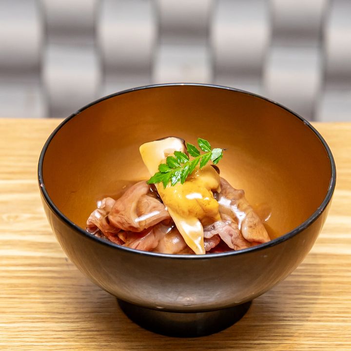 特別料理「黒毛和牛のすき煮 山椒べっこう餡 生うに」