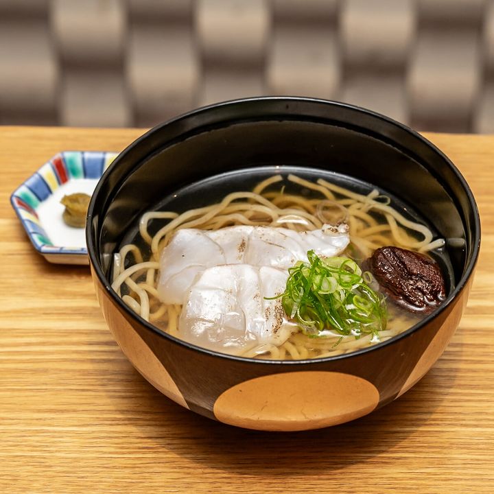 食事「五種の出汁で取った鯛のそば」