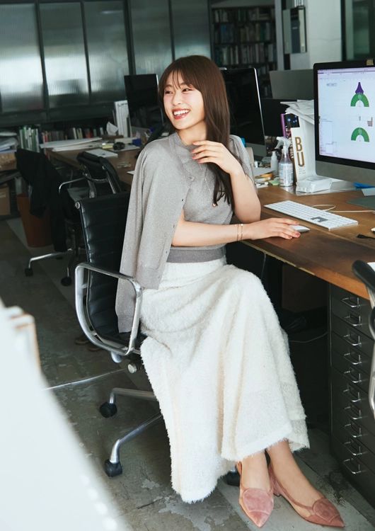 繊細なきらめきで脱・無難なオフィススタイルに