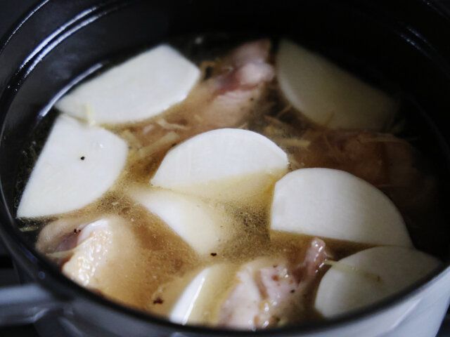 水と②のかぶの実を入れる。