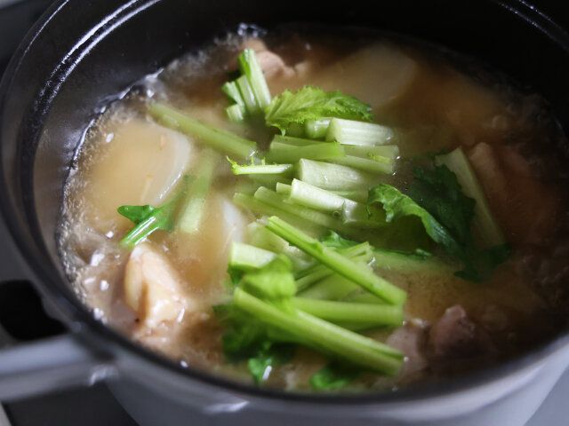 かぶの茎と葉を加えたら、1～2分煮る。