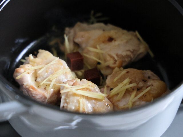 裏返して、千切りにしたしょうがと固形ブイヨンを入れる。