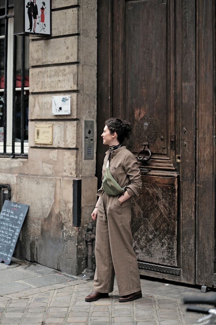 やっぱり秋服はかわいい！チェックのオールインワンにカーキのベルトバッグを合わせて