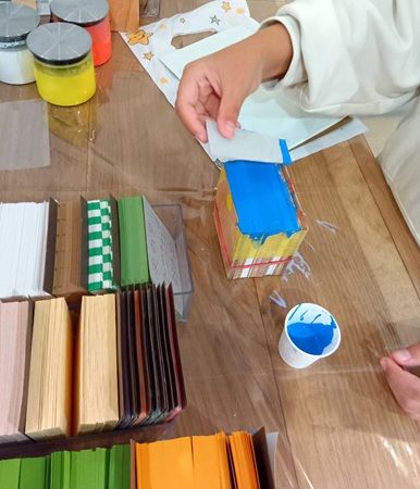 【大阪市中央区】「タニマチアソビ2025」にてオリジナルメモ帳づくりのワークショップ開催。50種類の紙から選べる！