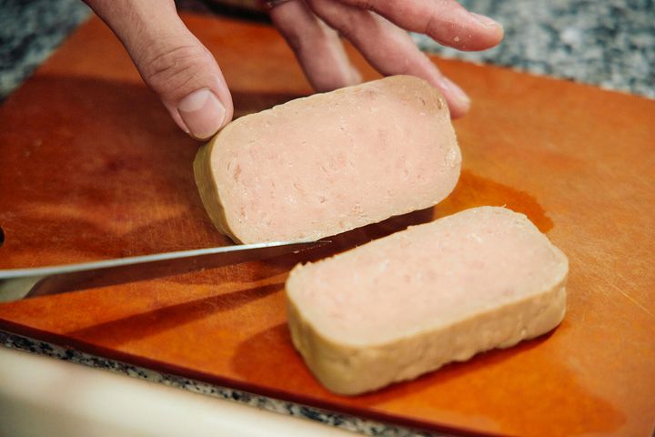 ランチョンミートを半分に切る