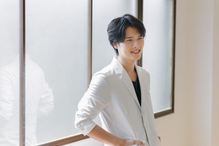 堀江俊貴さん（現役化粧品研究員としくん）