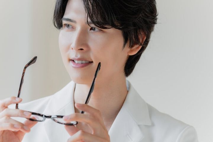 堀江俊貴さん（現役化粧品研究員としくん）