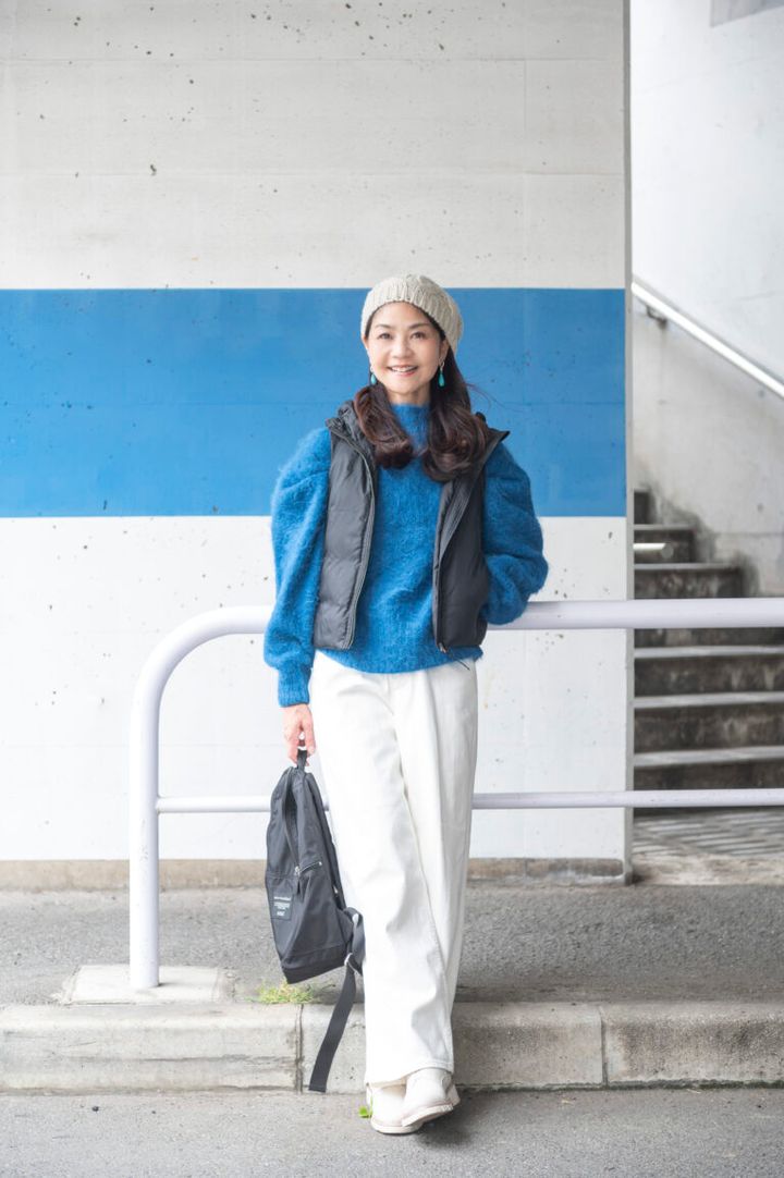 ダウンベスト／プラステ、ブルーニット／エレンディーク、リュック／マリメッコ、ボトムス／ヤヌーク、ショートブーツ／アラシューズ、ピアス／エスバイマーティン