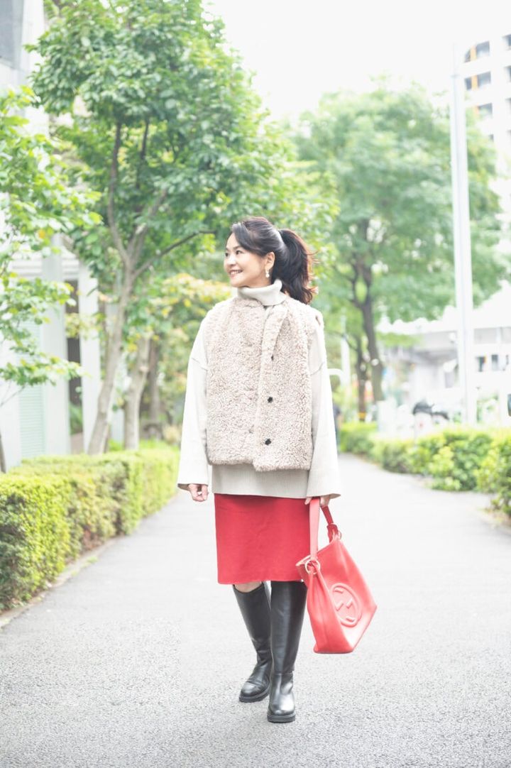 ジレ／フレームワーク、ニット／エブリデーアイライク、スカート／マックスマーラ、ブーツ／銀座ヨシノヤ、バッグ／グッチ、ピアス／エスバイマーティン