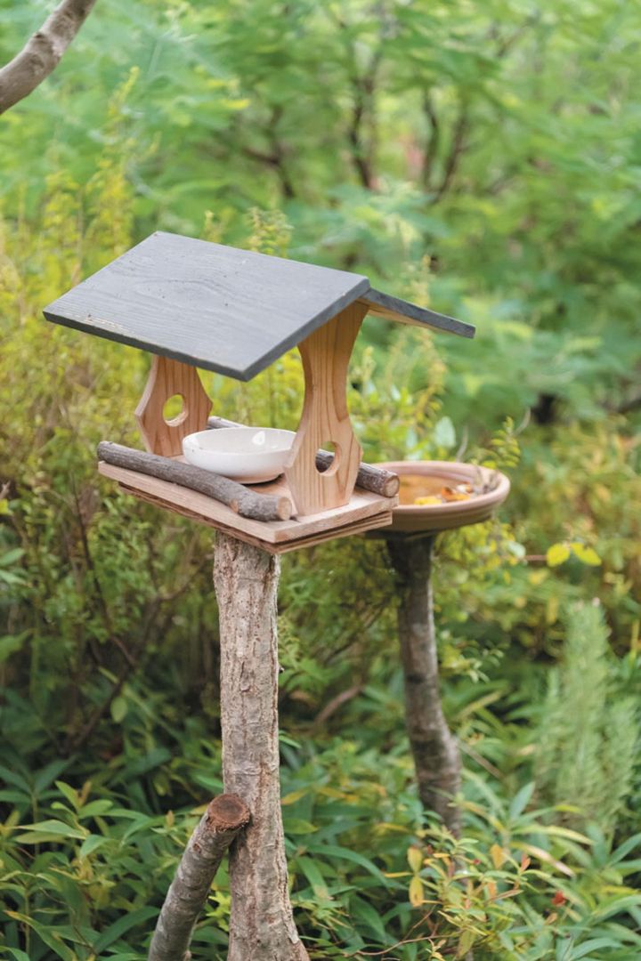 庭には鳥の餌台も。「シジュウカラやメジロ、アカゲラなどがやってきます。餌台は建築関係の仕事をしている兄が作ってくれました」