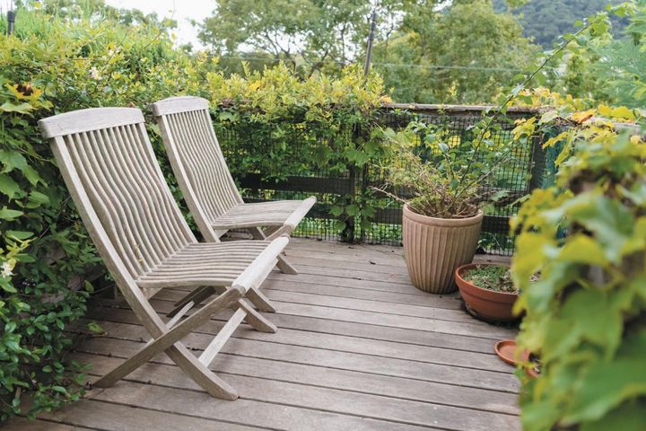見晴らしのよいウッドテラスにはチェアを置いて。「葉山で過ごすときは、このテラスで深呼吸してエネルギーをチャージします」