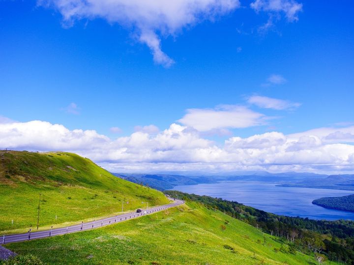 All About ニュース編集部は「秋に行きたい絶景ドライブスポット（北海道・東北地方）」に関するアンケート調査を実施。「秋に行きたい北海道の絶景ドライブスポット」ランキングで1位に選ばれたのは？