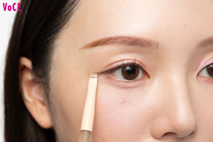 1. アイライナーは目幅の1／3くらいを目安に長めに欲張る