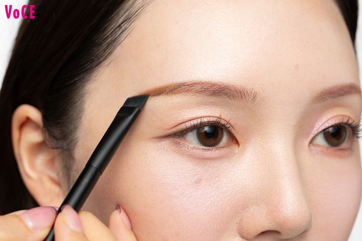 2. 眉を延長してこめかみ縮小