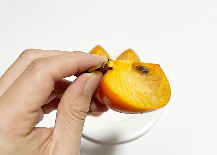 柿はヘタを取らずにまるごと切るのが正解！「柿の皮むくのめんどう…」と思っている人必見です♪