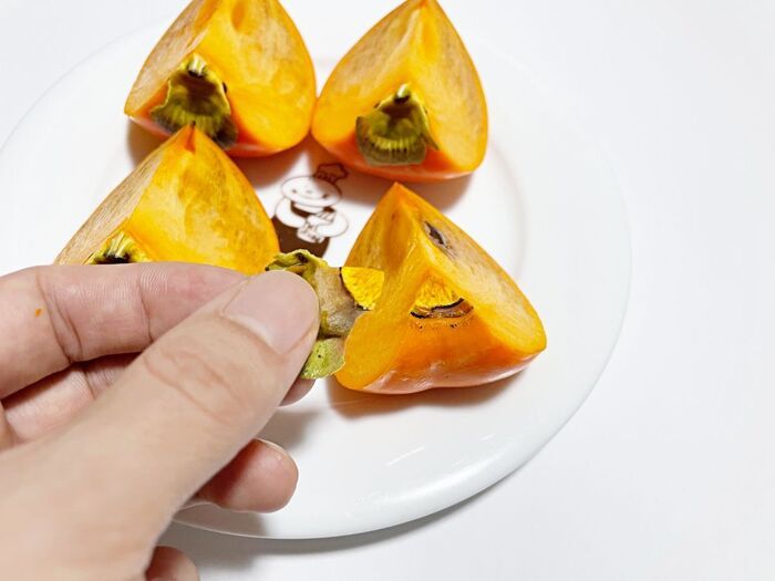 柿はヘタを取らずにまるごと切るのが正解！「柿の皮むくのめんどう…」と思っている人必見です♪