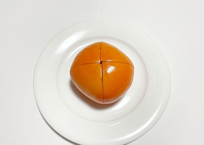 柿はヘタを取らずにまるごと切るのが正解！「柿の皮むくのめんどう…」と思っている人必見です♪