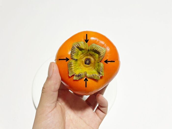 柿はヘタを取らずにまるごと切るのが正解！「柿の皮むくのめんどう…」と思っている人必見です♪