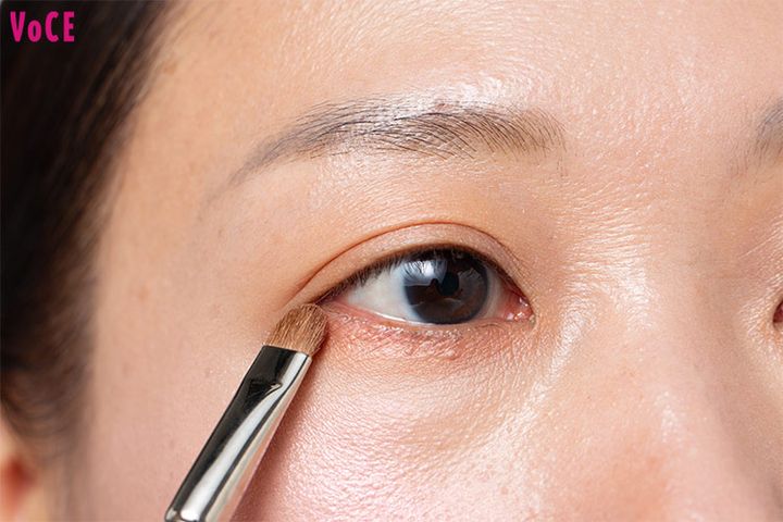 下まぶたのアイシャドウは温もりブラウンが万能！
