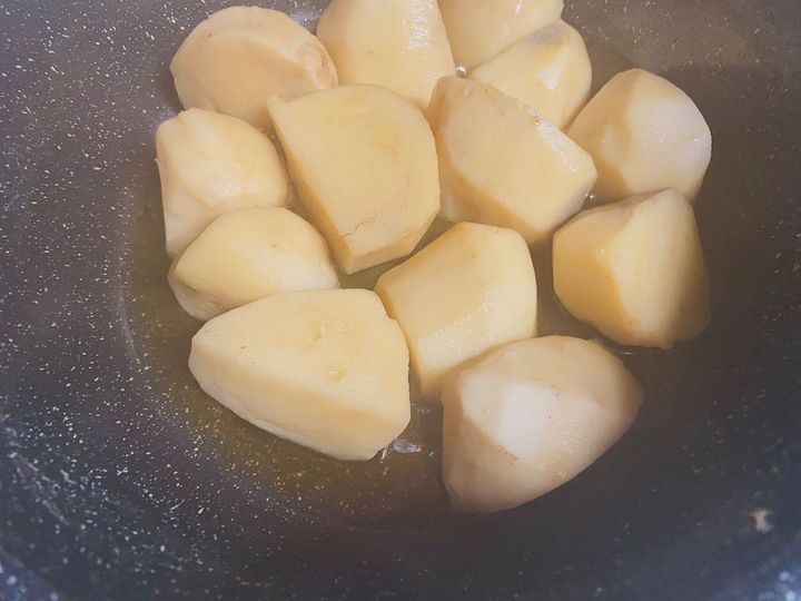 「里芋の煮っころがし」滑り取りにも、吹きこぼれにも、かゆみ防止にも「酢」が効力発揮