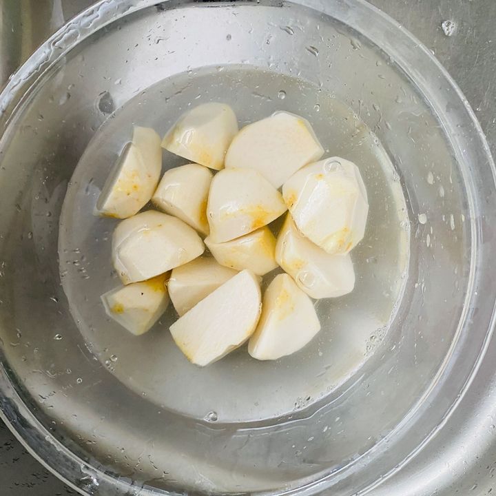 「里芋の煮っころがし」滑り取りにも、吹きこぼれにも、かゆみ防止にも「酢」が効力発揮