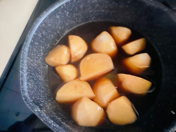 「里芋の煮っころがし」滑り取りにも、吹きこぼれにも、かゆみ防止にも「酢」が効力発揮