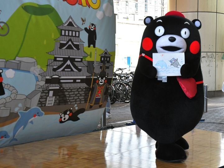 泳ぎも達者なくまモン＝9月6日、千葉県千葉市