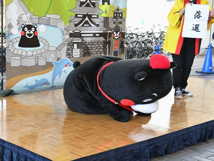 思わずくずれ落ちる＝9月6日、千葉県千葉市