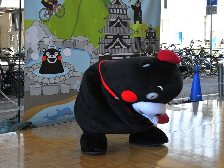 やけ食いだモン＝9月6日、千葉県千葉市