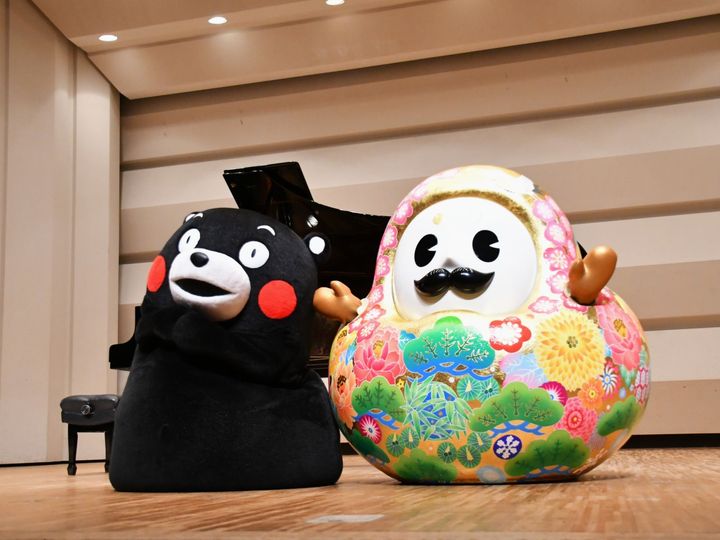 ひゃくまんさんのオーラに負けじとかわいいポーズ＝9月19日、東京都新宿区