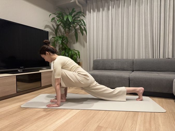 後ろ脚の膝を浮かせて、お尻を上下に小さく動かす。