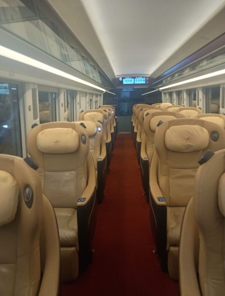 近鉄特急「ひのとり」車内