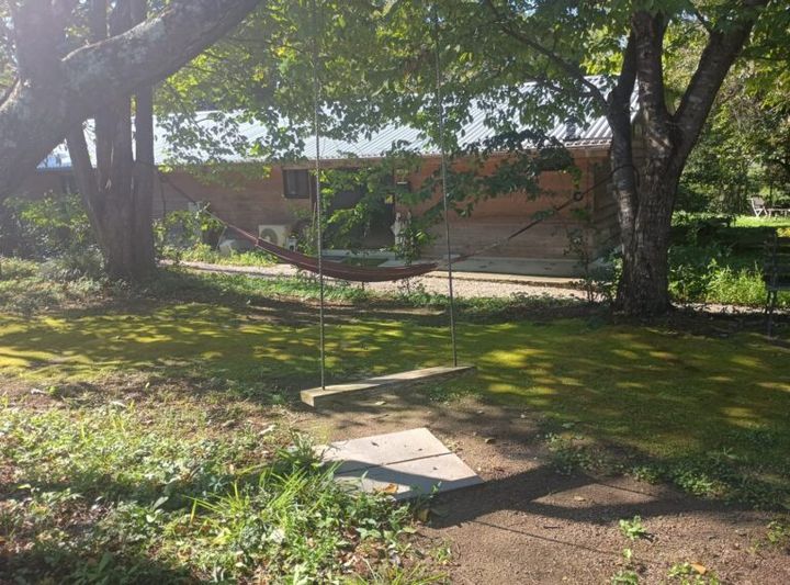 母屋の前庭にある手作りのブランコ