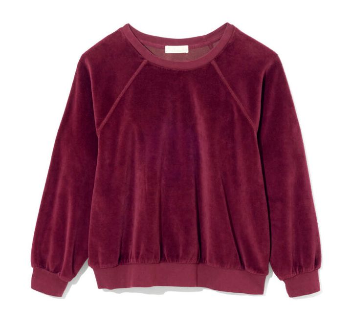 スポーティなパイル地スエットも、バーガンディならヒールが似合うセンシュアルな一着に。4万5100円（スージー コンディ／RHC ロンハーマン）