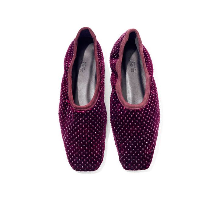 ベロア地にストーンをちりばめたリュクスなフラットシューズ。足を包み込むような甲深デザインで歩きやすさも完璧。3万5200円（ペリーコ サニー）