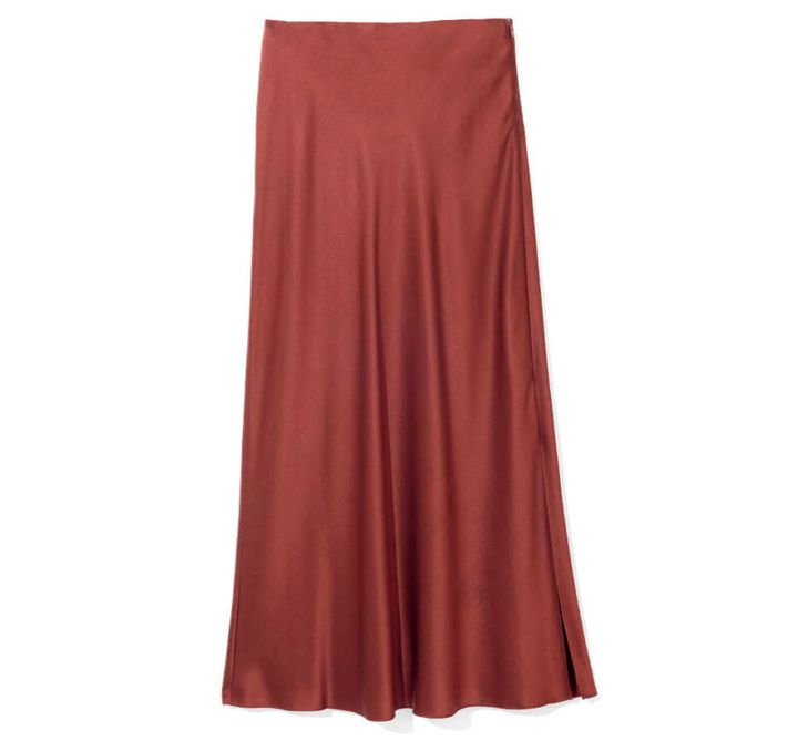 優美な光沢やドレープが美しいスリップスカート。ヒップはすっきりと、裾に向かってAラインに広がるシルエットが特徴。7万7000円（ヴィンス／コロネット）
