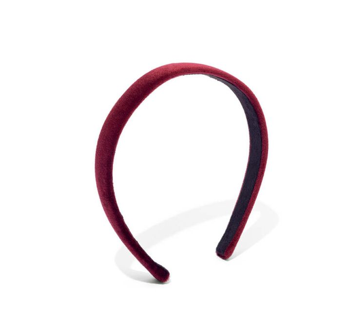 上質なベロアカチューシャは出すぎない存在感が大人向き。シンプルなデザインでどんなヘアスタイルにもマッチ。9350円（ジャルダン ドゥ シュブー）