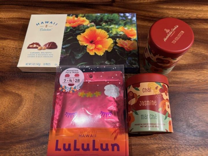 安定のホノルルクッキー(今回は期間限定のフレーバーをセレクト)。 ハワイのルルルン。会社用にチョコレート。