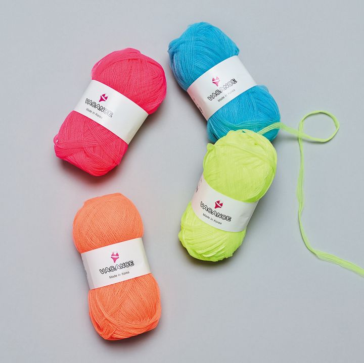 ポリエステルならではの触り心地とネオンカラーがポイント