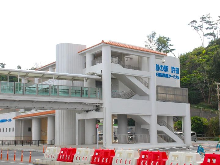 All About ニュース編集部が全国250人を対象に実施した道の駅に関するアンケートの調査結果から、「遠方からでも行きたいと思う沖縄県の道の駅」ランキングを発表！ 2位「許田」を抑えた1位は？