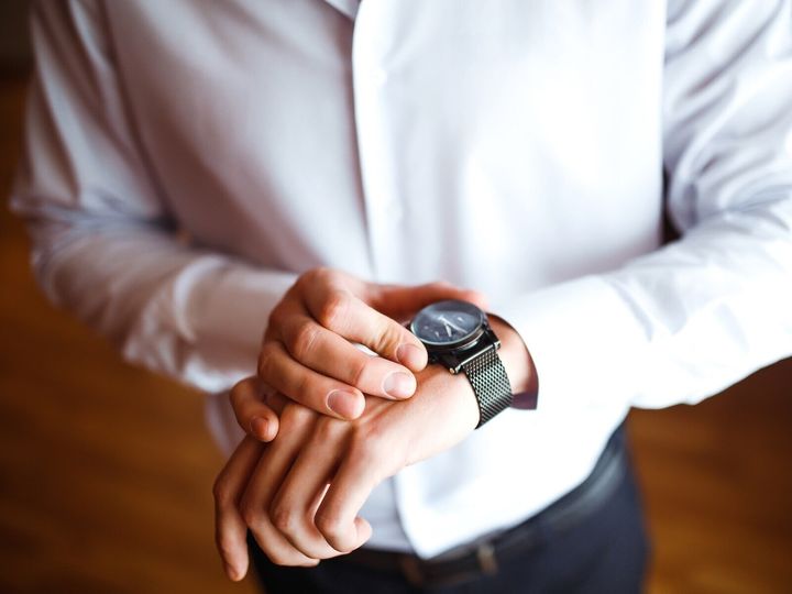 「効率が悪い」が口癖の夫。家事の効率化なら分かるが、夫は家族との会話にも効率を求める。3人の子と順番に話すときは1人30分。妻と2人の会話は睡眠前の15分。そんな夫の言動は「モラハラに近い」と妻は考えている。※サムネイル画像：PIXTA