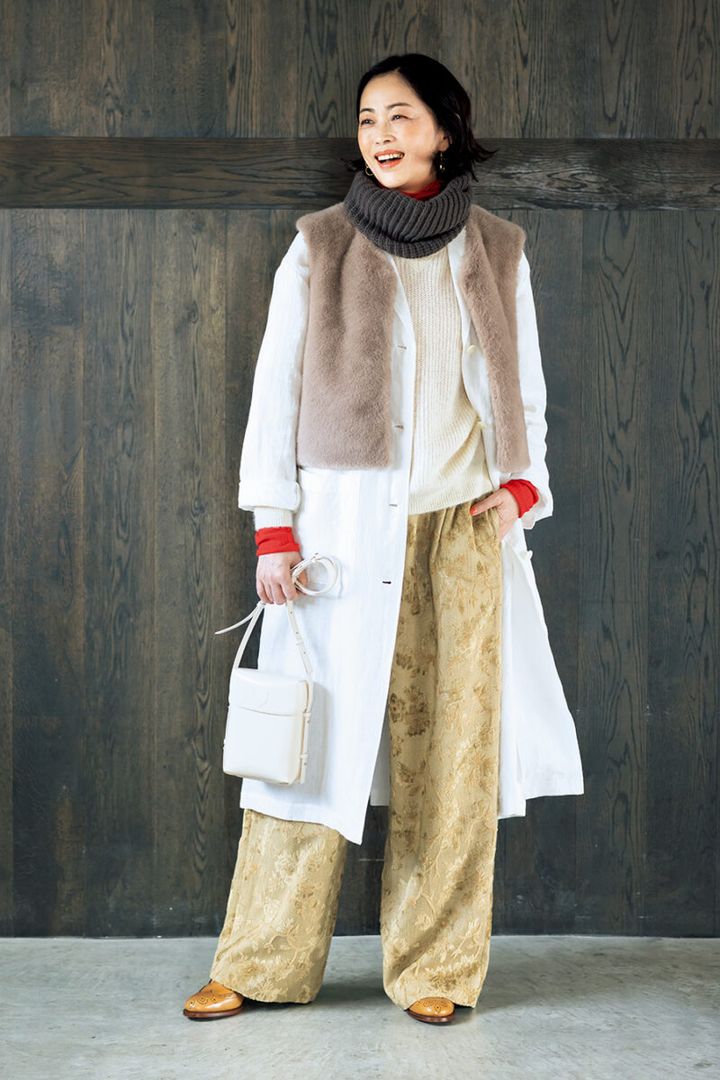 ベスト¥38 ,500 ／タバサ（パパス）、スヌード¥23,100 ／マリヤ（プレインピープル 青山）、ニット¥25 ,300 ／ル シェル ド ハリス（金万）、インに着たニット¥14 ,300 ／マカフィー（トゥモローランド）、パンツ¥46,200 ／エリテ（KMDファーム）、バッグ¥45 ,100 ／ザ・パース（プレインピープル青山）、ピアス¥34,100 ／シャルロットウーニング（フラッパーズ）、シューズ¥66 ,000／プリュスバイ ショセ