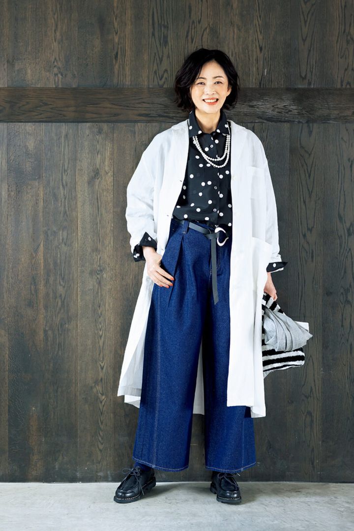 シャツ¥26,400、パンツ¥20,900／ともにル シェル ド ハリス（金万）、ネックレス¥17 ,280 ／アビステ、ベルト¥13 ,200 ／ レフィエ、バッグ¥30 ,800 ／キリムアーツ（ともにフラッパーズ）、シューズ¥94 ,600 ／パラブーツ（パラブーツ青山店）、バッグに入れたストール¥24 ,200 ／ケイハヤマ プリュス