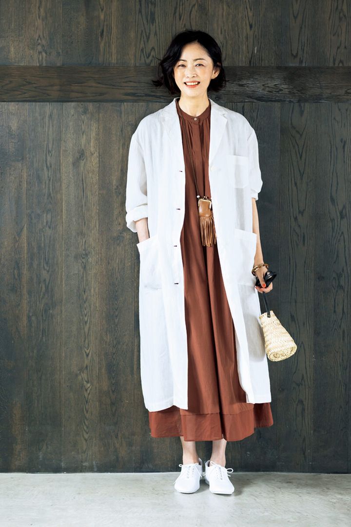 ワンピース¥48 ,400 ／レキップ、ネックレス¥30 ,800 ／トレマイデ（プレインピープル 青山）、ブレスレット¥7 ,830 ／アビステ、バッグ¥8 ,800／ケッシュ ル エッセンシャル（ザ エディット ストア）、シューズ¥14 ,300 ／クラウン（GMT）