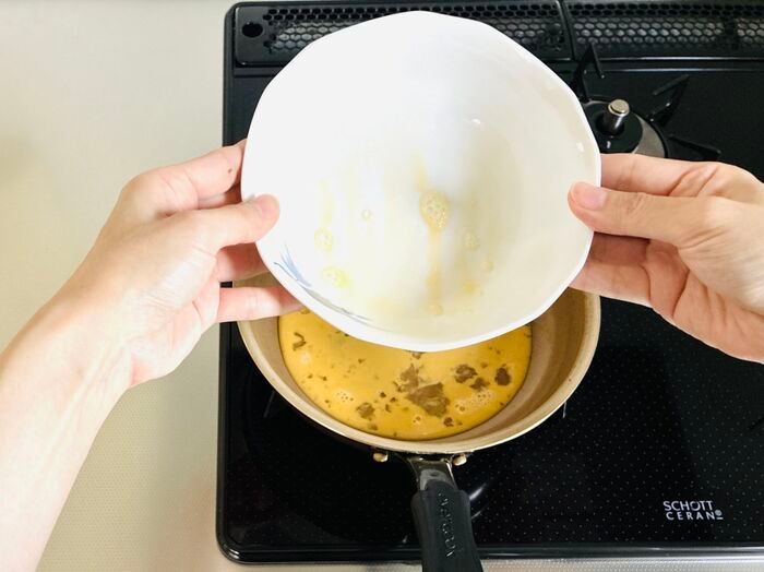 もう『卵液』こぼさない！フライパンにスッと注げる裏ワザが便利すぎる♡地味ストレス、即解消！