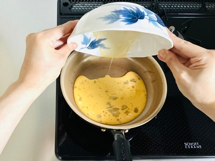 もう『卵液』こぼさない！フライパンにスッと注げる裏ワザが便利すぎる♡地味ストレス、即解消！