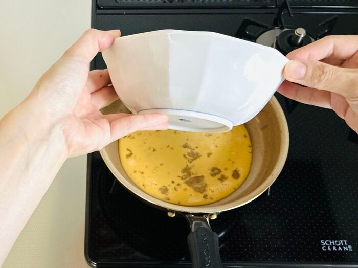 もう『卵液』こぼさない！フライパンにスッと注げる裏ワザが便利すぎる♡地味ストレス、即解消！