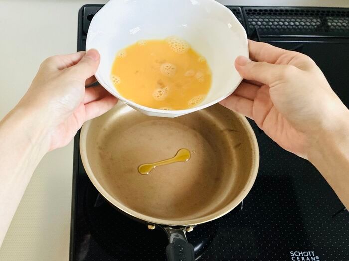 もう『卵液』こぼさない！フライパンにスッと注げる裏ワザが便利すぎる♡地味ストレス、即解消！