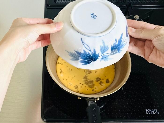 もう『卵液』こぼさない！フライパンにスッと注げる裏ワザが便利すぎる♡地味ストレス、即解消！